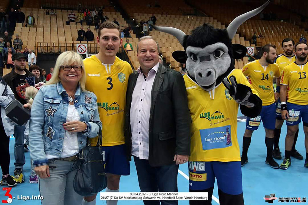 Maren und Jörg Gebert mit dem Spieler der Saison Mathias Mark Pedersen.